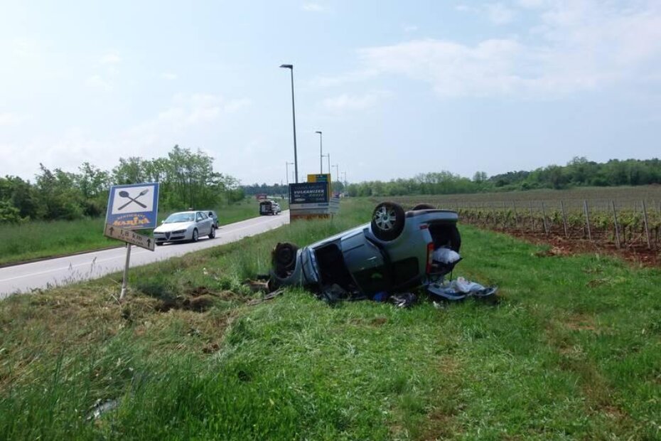 Potpuno uništeno vozilo se nakon nesreće zaustavilo na krovu