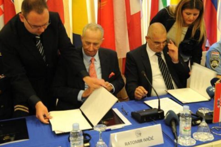 Ratomir Ivičić i Evelin Tonković potpisali sporazum o sufinanciranju projekta Sigurna turistička sezona (M. MIJOŠEK)