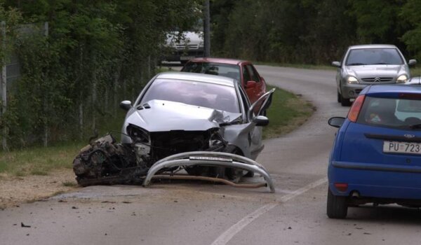 Mali Maj: Peugeot potpuno uništen pri udaru u stup javne rasvjete