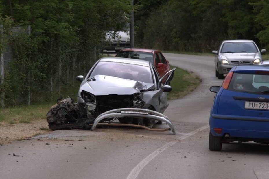 Potpuno uništeni Peugeot