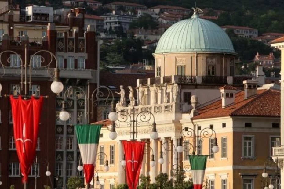 Trst dočekuje Giro ukrašen zastavama (Foto: Il Piccolo)