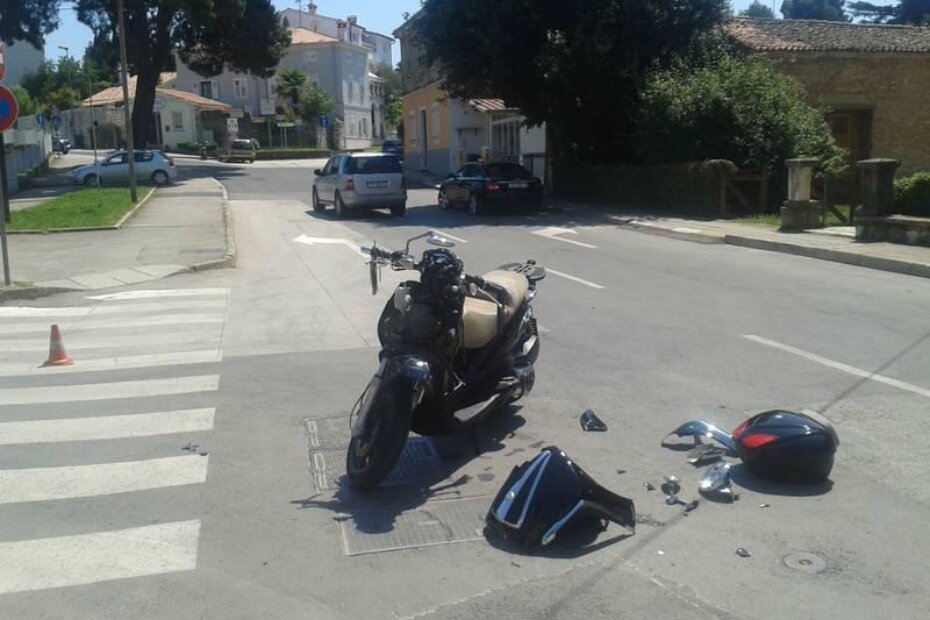 Moped i prikupljeni dijelovi pola sata nakon nesreće