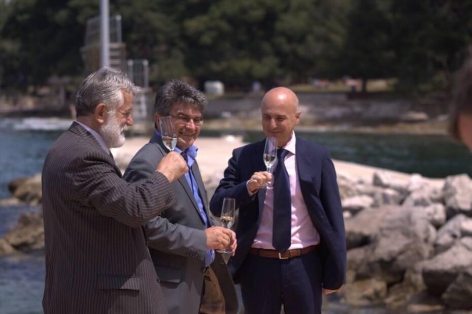 Ante Kutle, gradonačelnik Edi Štifanić i direktor Ureda TZ Poreč Nenad Velenik nakon podizanja Plave zastave