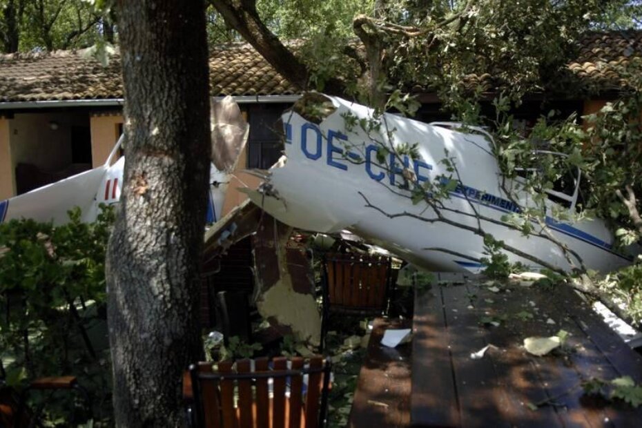 Avion je u dvorištu ugostiteljskog objekta najvjerojatnije završio nakon neuspješnog slijetanja u vrsarsku zračnu luku