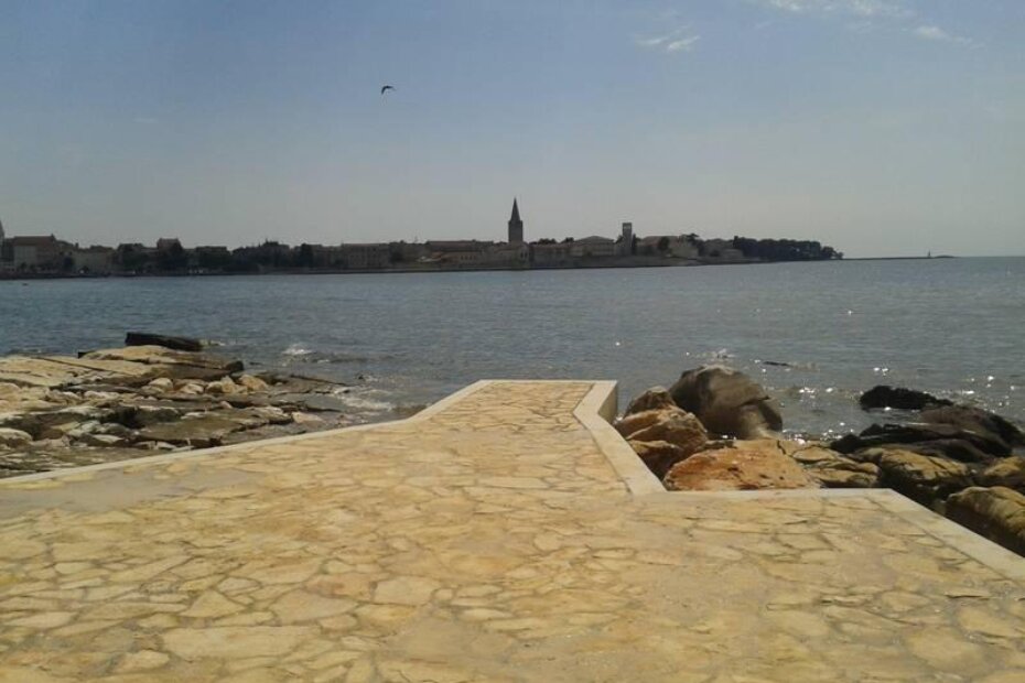 Pogled sa plaže kod Ćurka na starogradsku jezgru