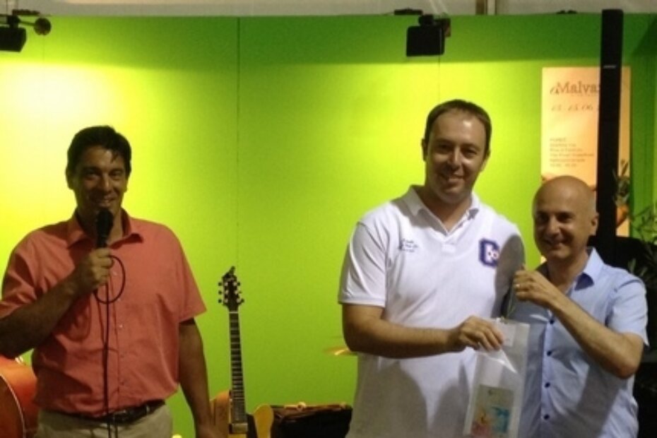 Direktor TZ Grada Poreča Nenad Velenik dodjeljuje nagradu "Dodir leptira" predstavniku MO Varvari Robertu Veleniku