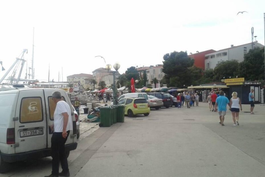 Vozila parkirana tik uz more na gradskoj rivi i festival malvazije nikako ne idu zajedno