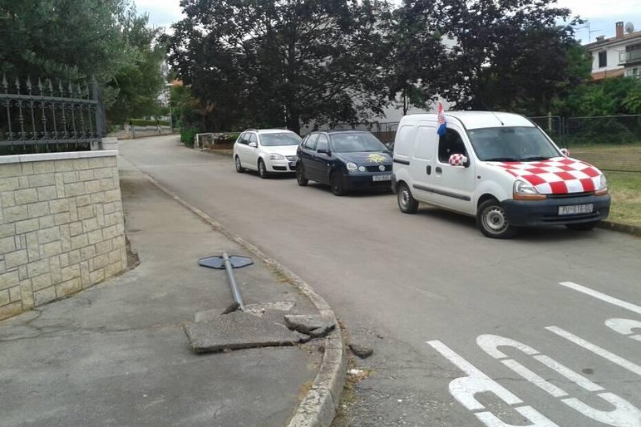 Prometni je znak stradao proteklog vikenda, a i danas leži na tlu