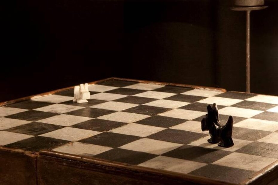 Crni i bijeli lik na isto takvoj šahovskoj ploči: dijalog, igra, ljubav, dvoboj, sve može započeti. (Ili, naravno, ništa.)