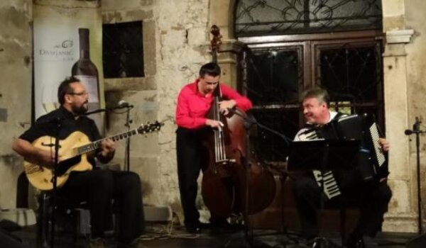 Jazz in lap: Cool atmosfera uz Hot Club