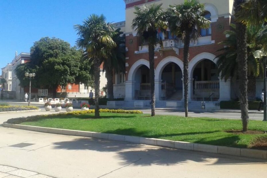 Porečki ulični svirač nakratko je nestao sa svoje pozicije na rivi, a razlog tome je njegovo brutalno premlaćivanje od strane ilegalnih prodavača