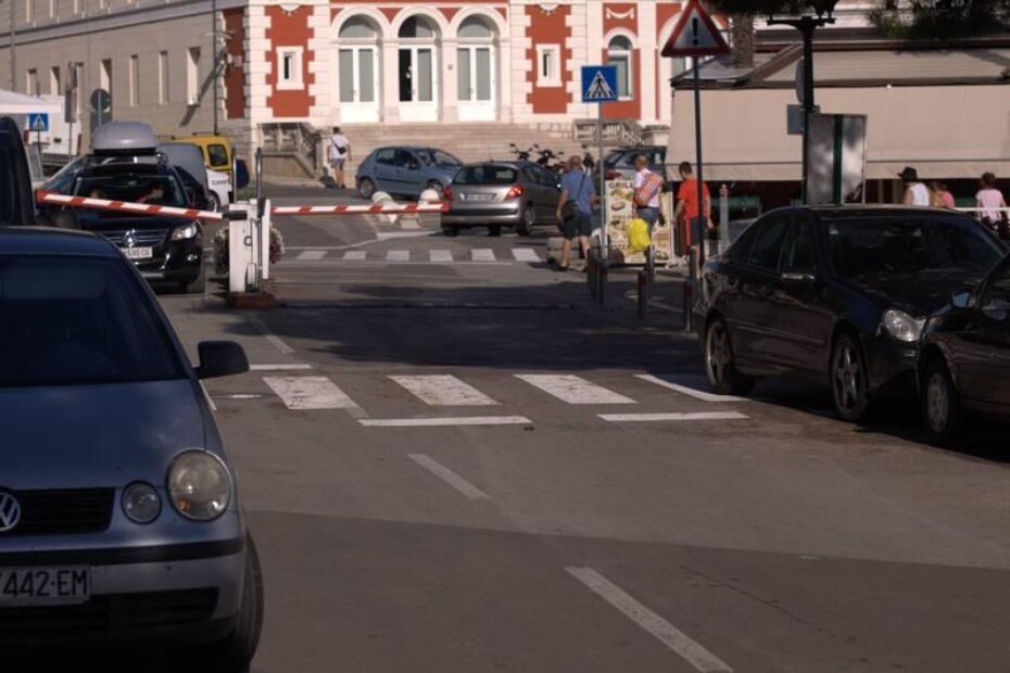 Nova zebra u blizini rampe na gradskoj rivi