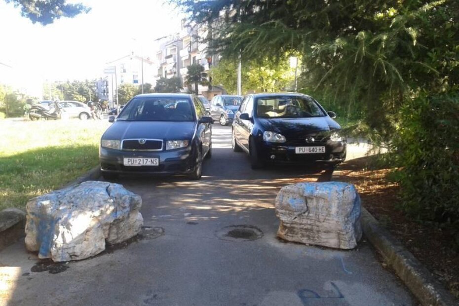 Potpuno zatvorili prolaz između Massa Lombarde i Ulice Viktora Cara Emina