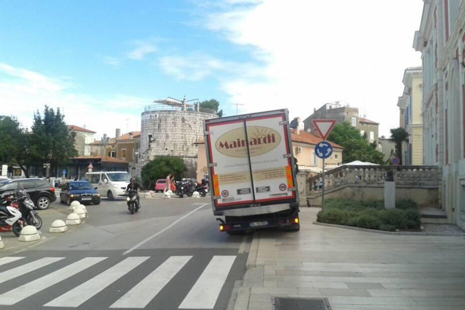 Kamion na pločniku od kamena, skupo plaćenog iz porečkog gradskog proračuna.