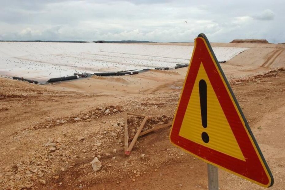 Na poljima za odlaganje postavljene su zaštitne folije i brtveni slojevi (D. MEMEDOVIĆ)