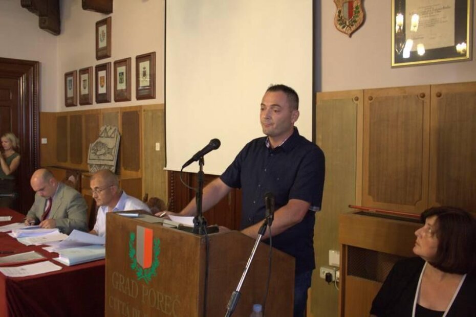 Dražen Prgić (HDZ) inzistirao je na tome da svoje pitanje postavi za govornicom