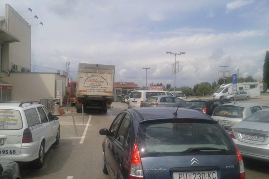 Bez obzira na nekoliko vozila iza njega, vozač je kamion zaustavio tamo gdje je naumio