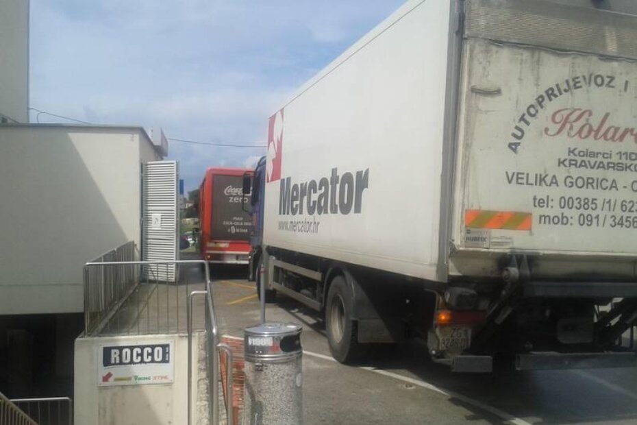 Čekanje u redu dok ne bude iskrcana roba iz prednjeg kamiona