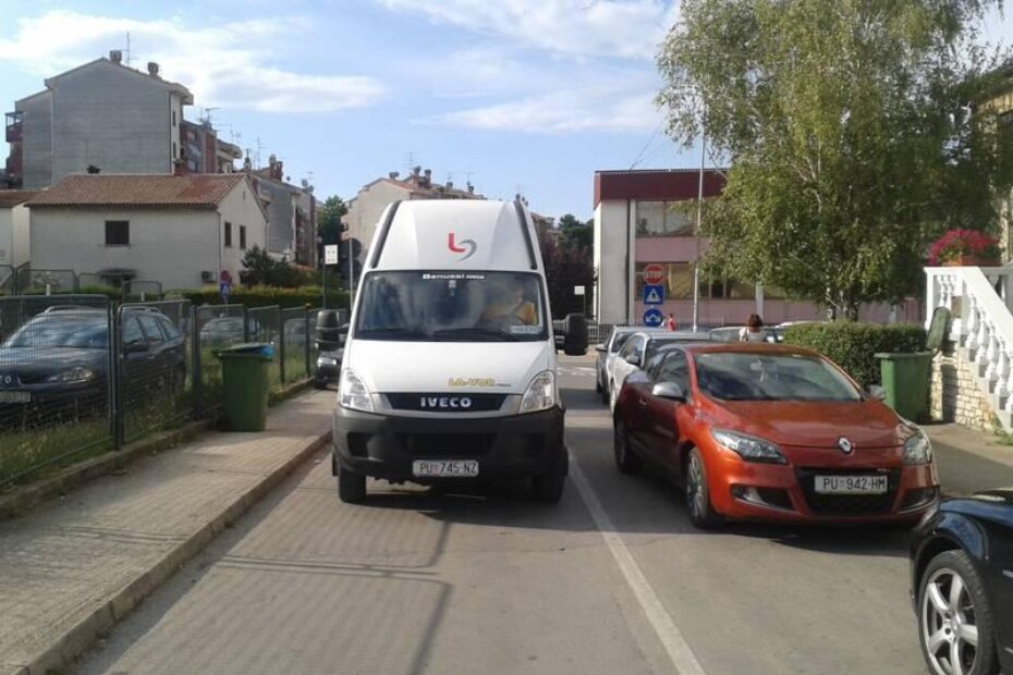 Majstor stao na sredini ceste i ne trza na promet iza ni ispred sebe