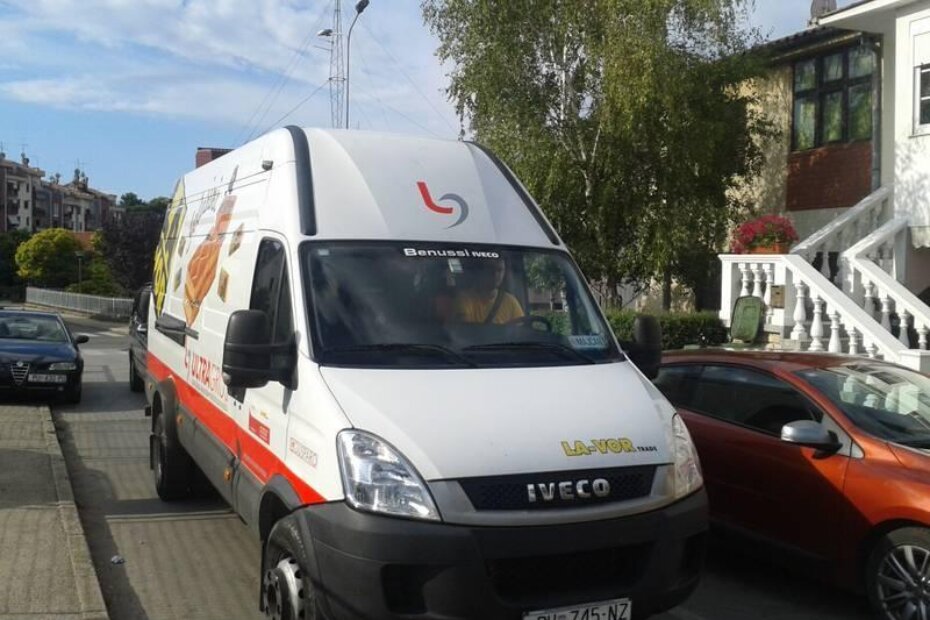 Onda je primijetio fotkanje, pa se kolegu odlučio pričekati negdje gdje ne zaustavlja promet