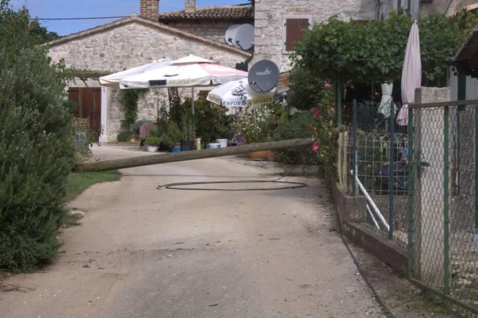 Drveni telefonski stup pao je na ulicu u subotu, do danas kvar nije popravljen