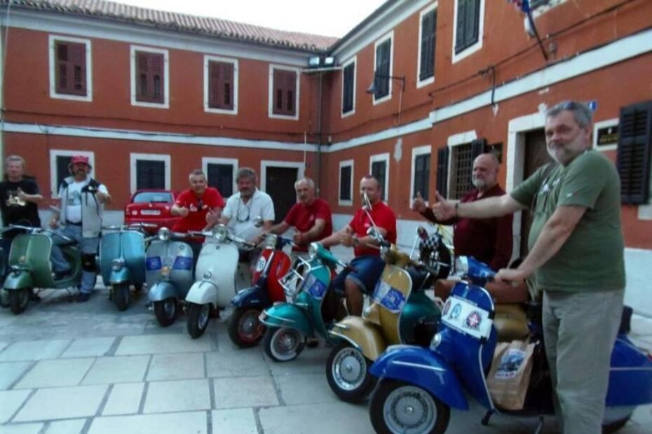 Izložba vespi na Titovom trgu u Buzetu (G. ČALIĆ ŠVERKO)