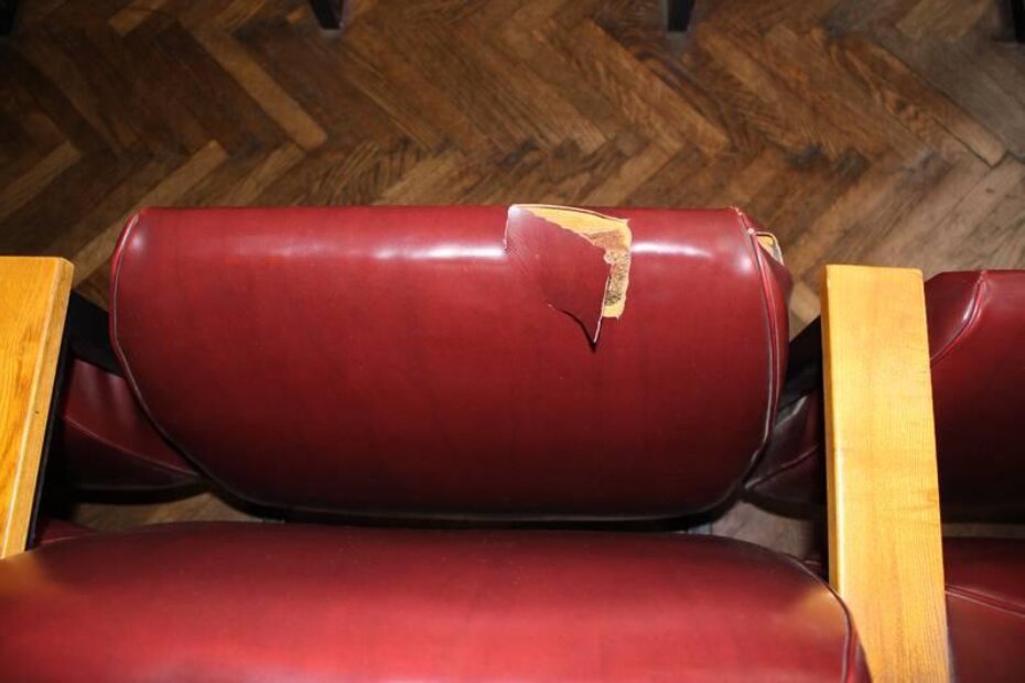 Rasporili smo jednu stolicu u vijećničkim klupama u potrazi za drogom, ali uspjeli su sve sakriti