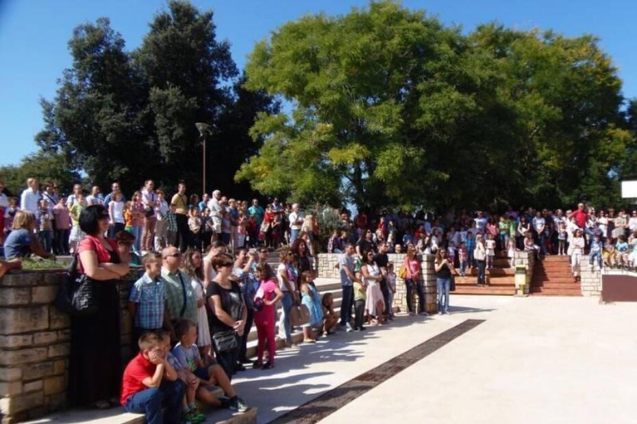Prvašići s roditeljima okupljeni ispred škole (V. HABEREITER)