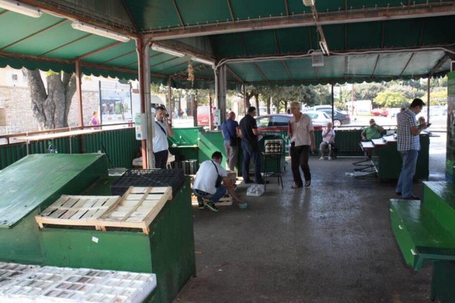 Djelatnici Carine popisuju robu na zatvorenim štandovima