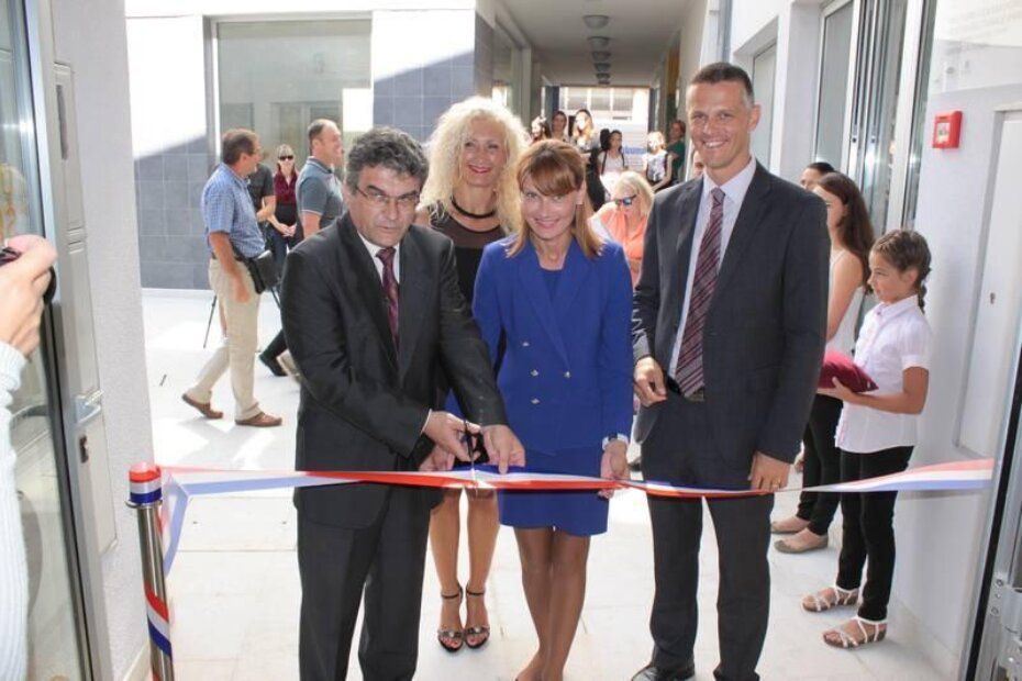 Nove prostore otvorili su gradonačelnik Edi Štifanić i pomoćnica ministra obrazovanja, znanosti i sporta Sabina Glasovac