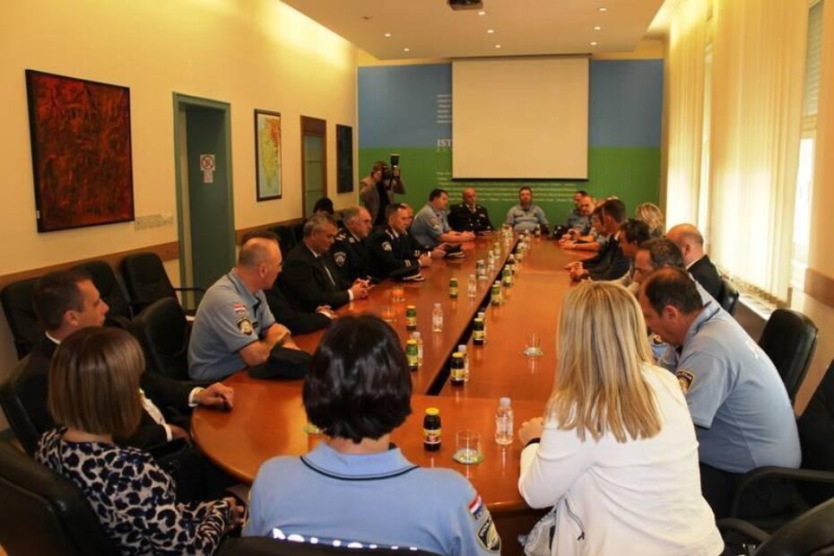 Prijemza policajce kod župana Valtera Flege