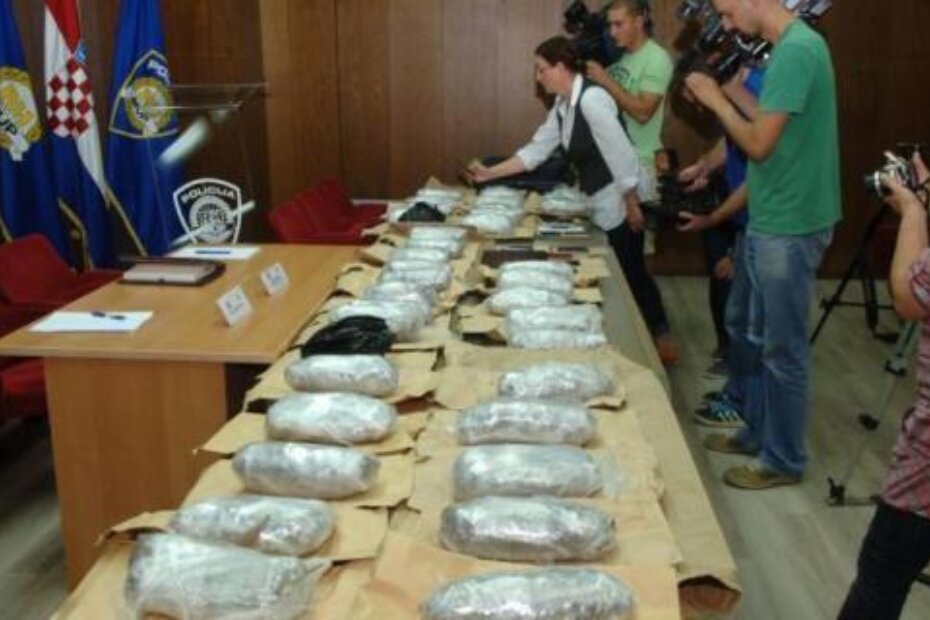 Na konferenciji za novinare u PU istarskoj pokazana je zaplijenjena droga (D. MEMEDOVIĆ)