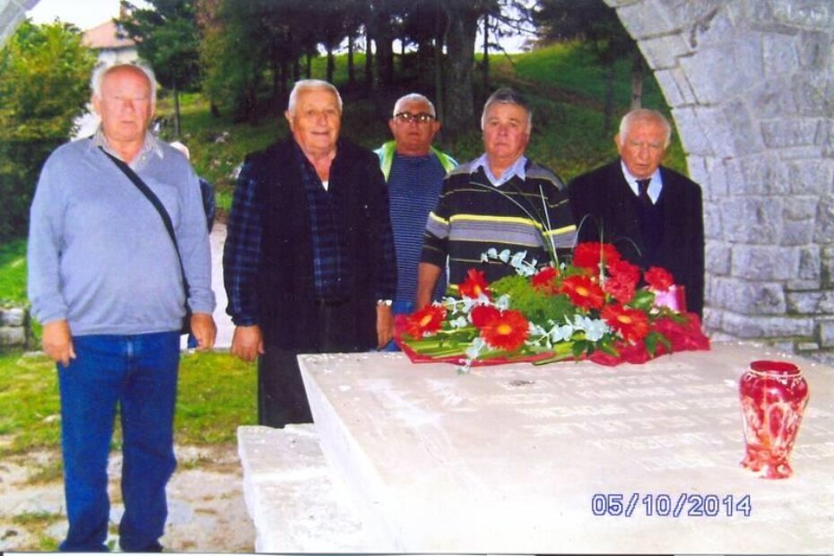Ispred spomen kosturnice: Šime Perica, Simo Zrnić, Ilija Puač, Antun Fabac i Martin Matošević