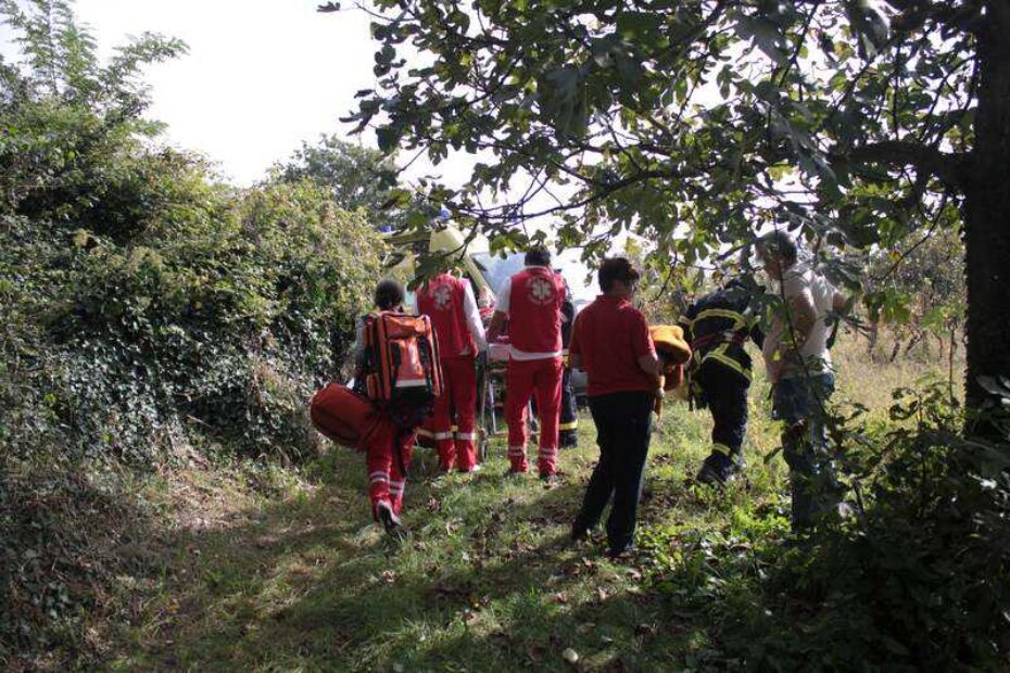 Djelatnici hitne medicinske pomoći i vatrogasci ozlijeđenog su do vozila nosili pedesetak metara preko njiva