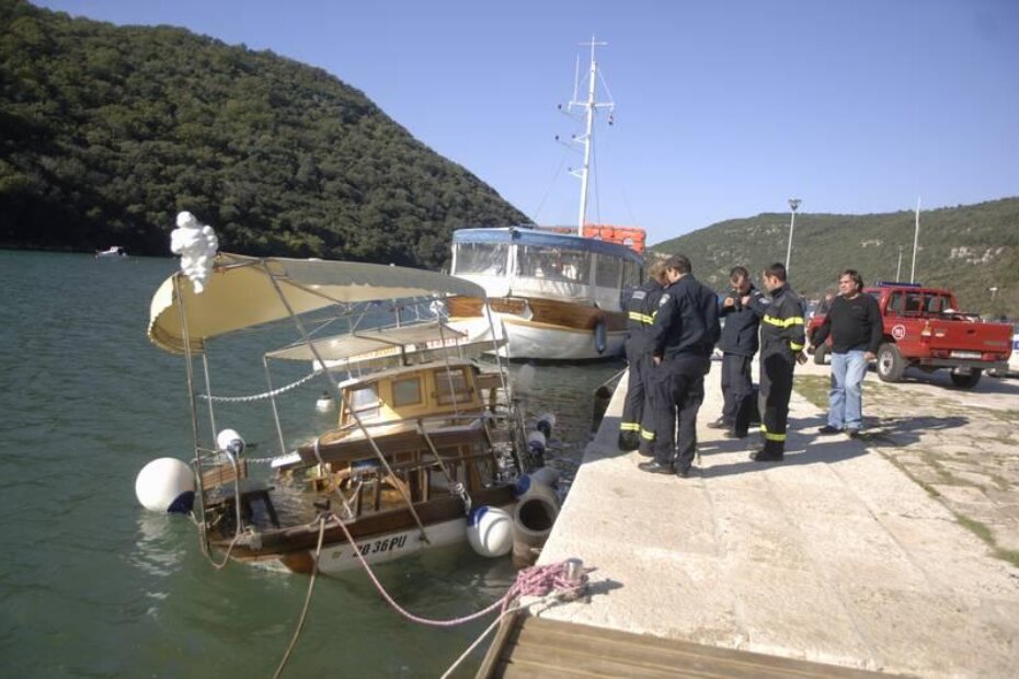 Potopljena izletnička brodica bila je vezana u Limskom kanalu