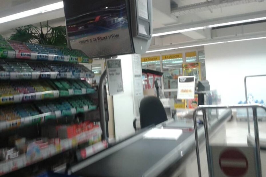 Neprikrivena reklama za cigarete u jednom porečkom trgovačkom centru koja je uklonjena nakon što su mediji zazvonili na uzbunu