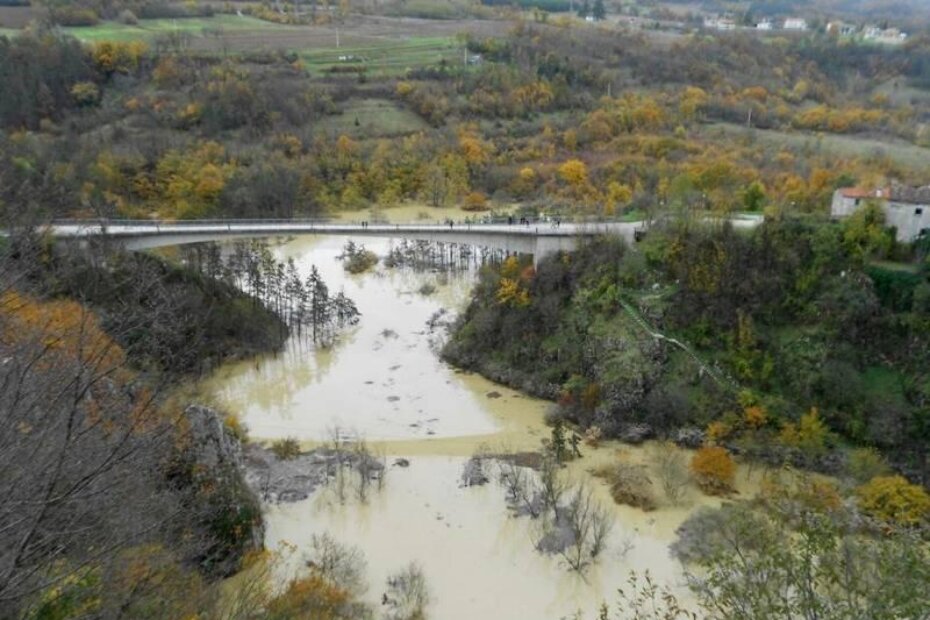 Subota bez jače kiše privukla je na most preko Pazinske jame radoznalce koji su došli vidjeti poplavu (Davor ŠIŠOVIĆ)