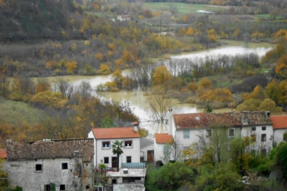 Dio Pazina od Kaštela prema mostu postao je privremeni poluotok (Davor ŠIŠOVIĆ)