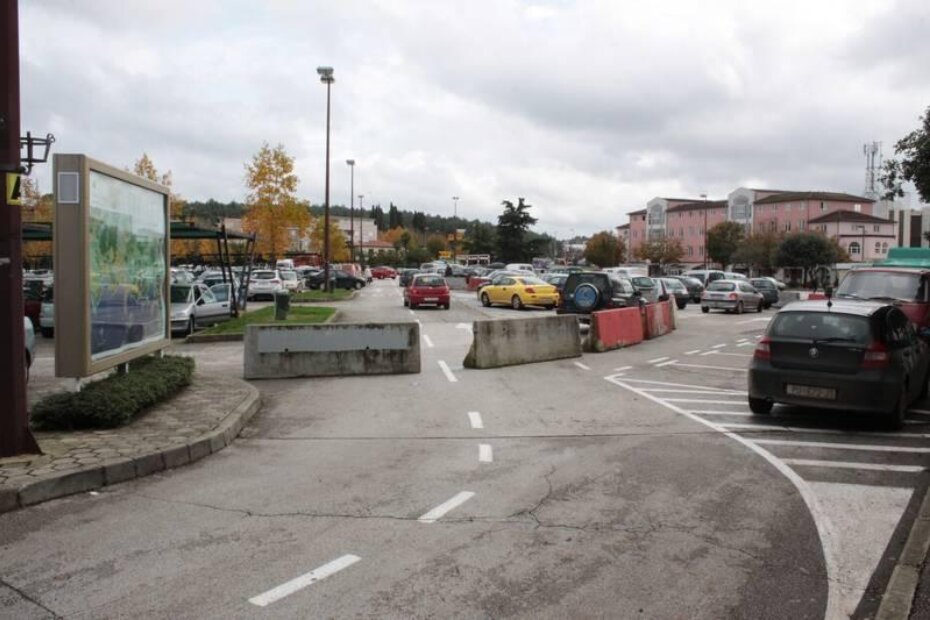 Izlaz iz parkirališta je u podne bio potpuno zatvoren betonskim blokovima