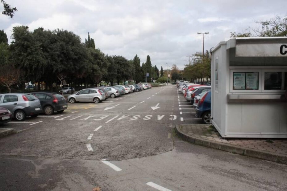 Naplatna kućica na velikom gradskom parkiralištu