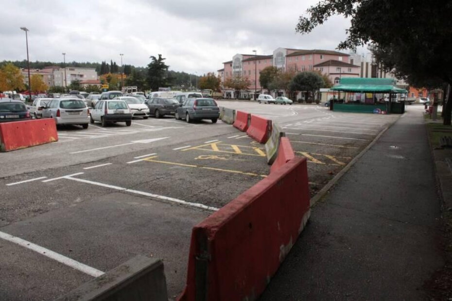 Prostor parkirališta na prostoru bivše zelene tržnice bio je potpuno blokiran