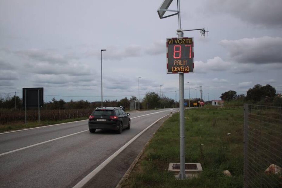 87 - prebrzo. Radi takvih semafor i postoji