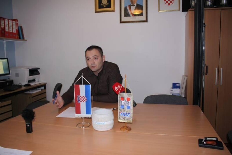 Dražen Prgić na konferenciji za medije u prostorijama porečkog HDZ-a