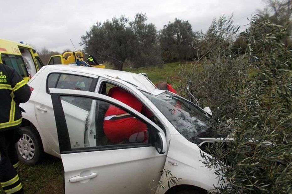 Prometna nesreća na cesti Bale - Rovinj (Foto: JVP Rovinj)