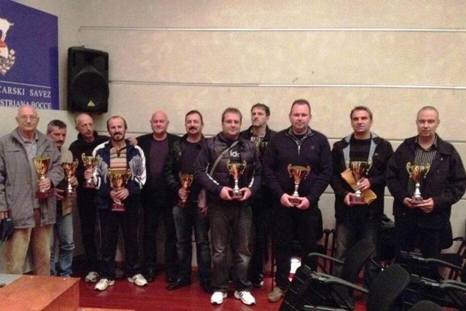 Predstavnici klubova-prvaka IBL sa peharima