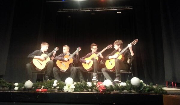 Puna kazališna dvorana popratila tradicionalni Božićni koncert učenika Umjetničke škole Poreč