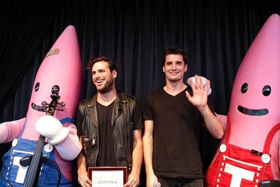 Luka i Stjepan sa fanovima i certifikatom na vrhu Tokyo Towera