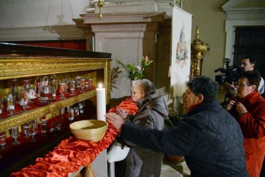 Vjernici su sa zanimanjem razgledavali relikvije (M. ANGELINI)