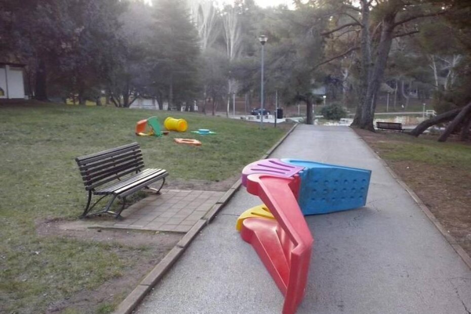 Razbijene i razbacane igračke (G. PRODAN)