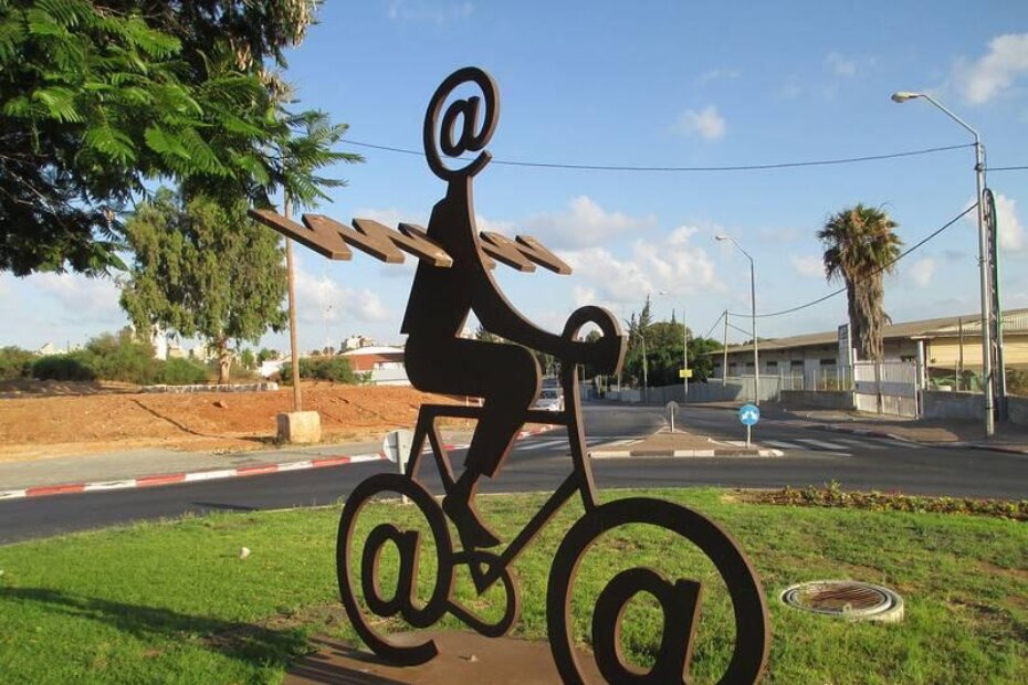 Internet Messenger (Buky Schwartz, Holon) - wikipedia